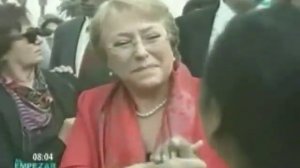 Joven escupe la cara de Michelle Bachelet (VIDEO)