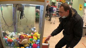 ИГРАЕМ В АВТОМАТ с ЛАЙФХАКОМ / ХВАТАЙКА с призами / как достать игрушку из автомата /