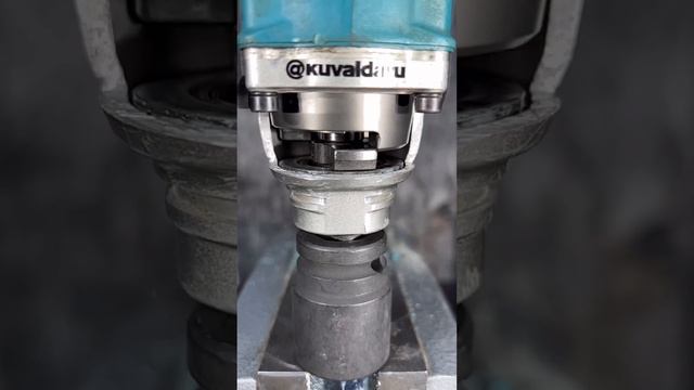 Принцип работы ударного гайковерт в разрезе крупным планом