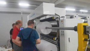 Бобинорезательный станок Резка материалов происходит из джамбо ролей в маленькие рулоны.