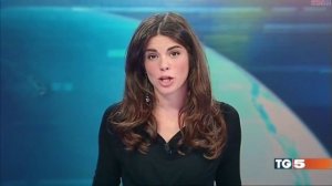 Ведущая забыла, что сидит за прозрачным столом