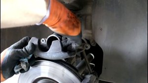 Замена передних тормозных колодок на Skoda Octavia 1,8 турбо Шкода Октавия 2013 года