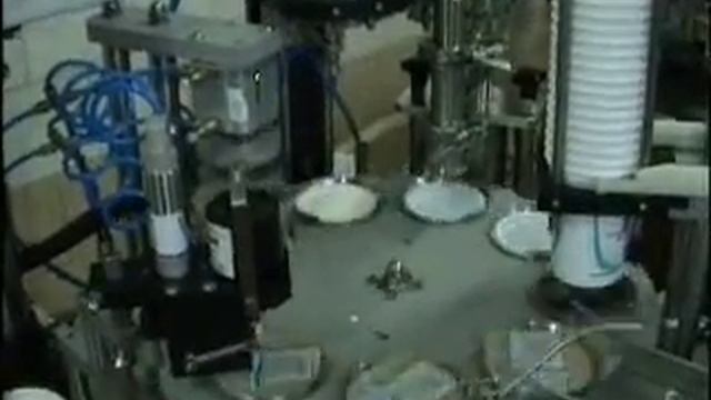 Фасовка сметаны в стаканчик, запайка платинкой, простановка даты смотреть онлайн