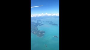 Взлет и набор высоты над островом Пхукет Тайланд. Take off on Phuket Thailand