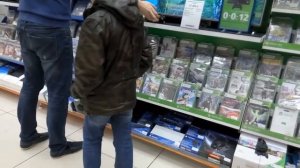 ШКОЛЬНИК РАЗБИЛ ТЕЛЕФОН В МАГАЗИНЕ