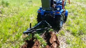 Минитрактор Батыр работа с двухкорпусным плугом