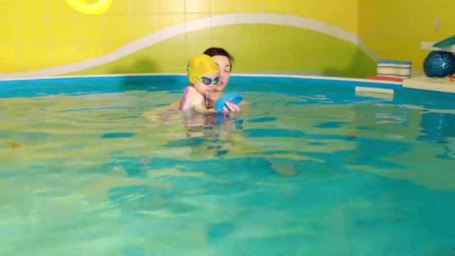 Как плавать с ребенком с года до трех лет. Обучающее видео. смотреть онлайн