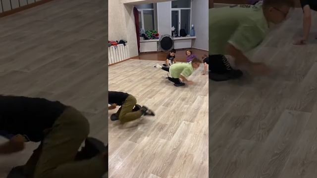 Кто больше прокрутиться на коленке Баттл брейк данс?♀️ смотреть онлайн