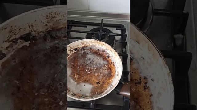 Как быстро и без усилий отмыть пригоревшую сковороду? смотреть онлайн