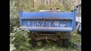 Парень в лесу наткнулся на брошенные ЗиЛ 130 и ПАЗ 32053