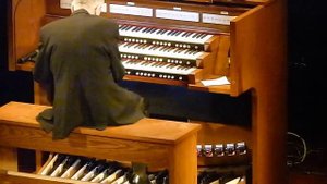 THE CORRECT WAY TO PLAY PEDAL ON THE ORGAN.