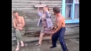 Пьяная женщина танцует!