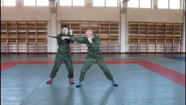Упражнение 27. Обезоруживание противника при ударе пехотной лопатой наотмашь или тычком(НФП-2009)