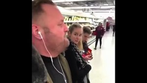 Мужик поющий в наушниках ???