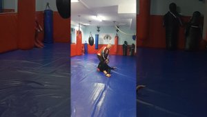 САМАЯ ПРОСТАЯ ЗАЩИТА ОТ ПРЯМОГО УДАРА НОГОЙ