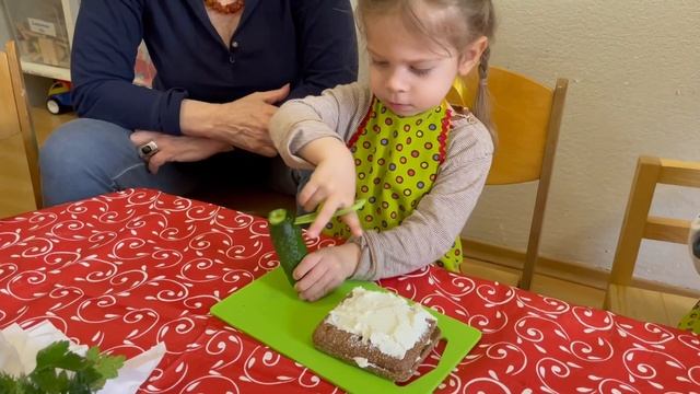 Бутерброды Майские гусеницы. Готовим с детьми!