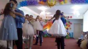 Танец пап и дочек на выпускном в детском саду