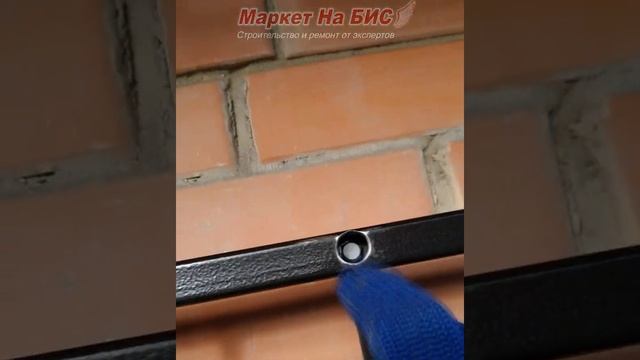 "Хайтековские" металлические решетки на окна в частном дворе, Кривой Рог смотреть онлайн