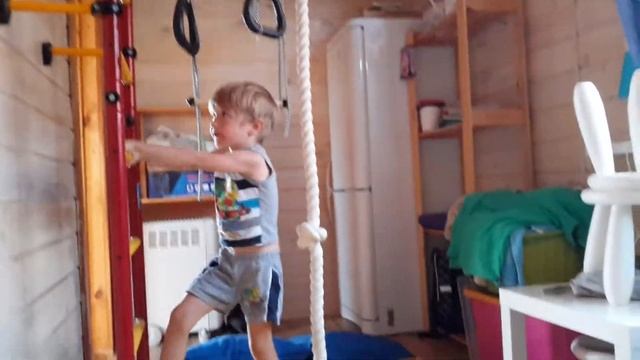 Андрей занимается на турнике | Показывает трюки смотреть онлайн