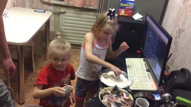 Учимся готовить рыбку с папой!!! смотреть онлайн