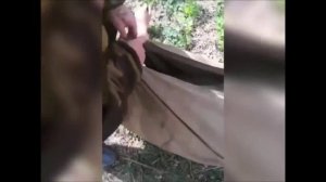 Российские военные тащили два километра к врачам по минному полю раненого в бою.mp4