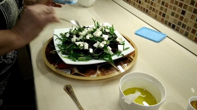 Свекольный салат с брынзой и рукколой. Можно есть в будни и праздники