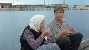 Любовь и голуби, сцена на причале