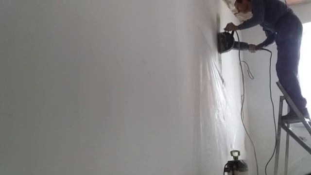 Штробление кирпичной стены