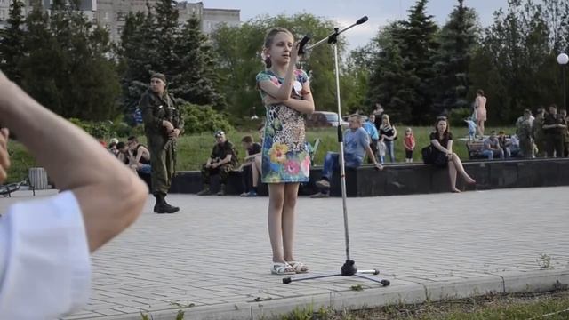 Девочка читает стихотворение на митинге-реквиеме памяти Алексея Мозгового. Богдана Нещерет.