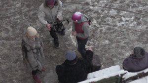 Съемки видеофильма у подъезда.