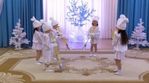 Старшая группа  Д/С 20   Танец весёлых снеговиков