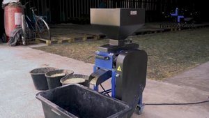 Валковая плющилка зерна "Геркулес" (видео от клиента из с. Сувид, Киевская обл.)