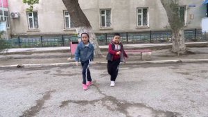 Дети танцуют шафл (Кадамжай)