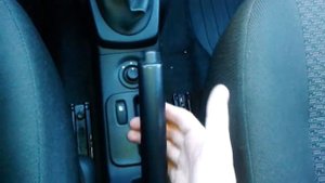 Видео: Как поставить ЛАДА ЛАРГУС на ручник и снять с ручника?