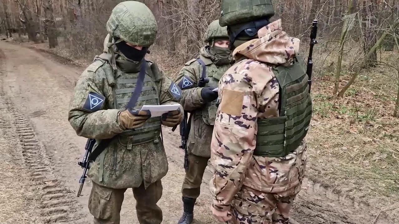 Военные почтальоны доставляют письма и посылки российским бойцам прямо на передовую