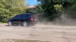 Идеально настроенная гидроподвеска Toyota Land Cruiser 200, но пробитые гидроаккумы.