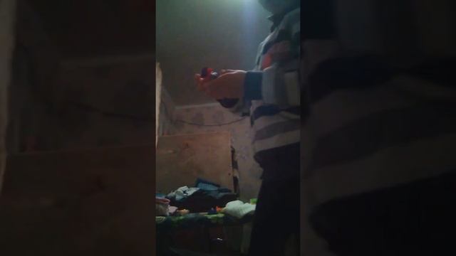 Ильнур показывает как собирать и разбирать роботов цифры.