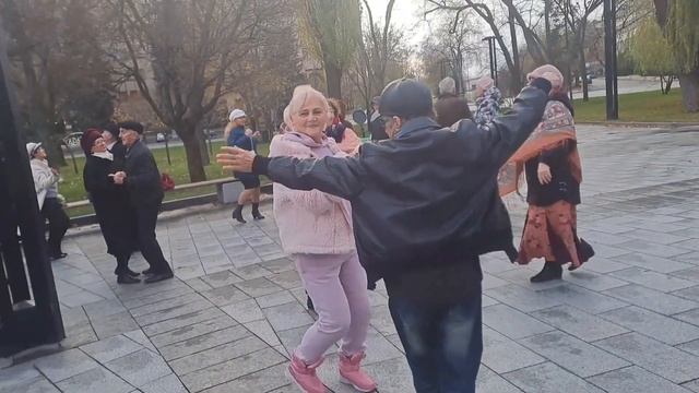 ЗАБЛУДИЛАСЬ ОСЕНЬ СРЕДЬ БЕРЕЗ ДА СОСЕН смотреть онлайн