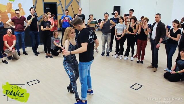 Sergii & Anna Bachata - Bachata Sensual Flow смотреть онлайн