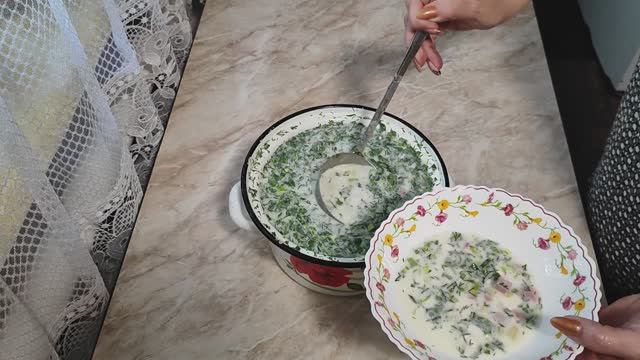 Окрошка на минеральной воде и сметане с вареной колбасой и овощами