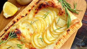 Наслаждаемся классическим сочетанием.
СЛОЁНЫЙ ТАРТ С ГРУШАМИ И КОЗЬИМ СЫРОМ