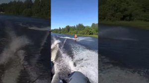 Лыжник на пвх лодке с мотором 20 сил 4такта