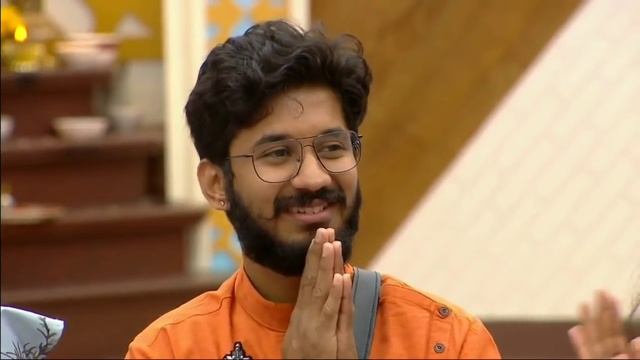 Kichha Sudeep Singing Mansinda yarunu kettoralla | Kichha Sudeep | Vasuki Vaibhav | BiggBoss | смотреть онлайн