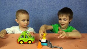 Дети собирают гоночную машину из конструктора Лего Дупло. LEGO duplo racing car