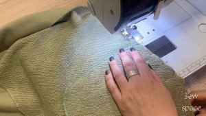 Карман в боковом шве на мужских брюках.