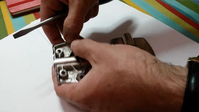 Петли стальные нержавеющие самовозвратные для сантехнических перегородок и дверей туалетов санузлов