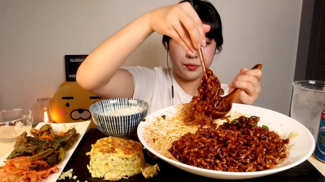 [SUB] 진진짜라 3봉지 고춧가루 팍팍 만두 계란말이 먹방!! ? jjajangmyeon spicy black bean noodle Mukbang eating show ASMR