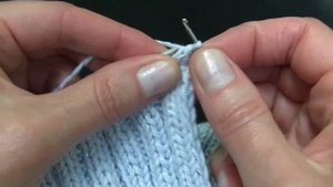 Как закрыть петли, если РАСТЯНУТ край. Закрытие петель крючком. Закрыть резинку 2х2