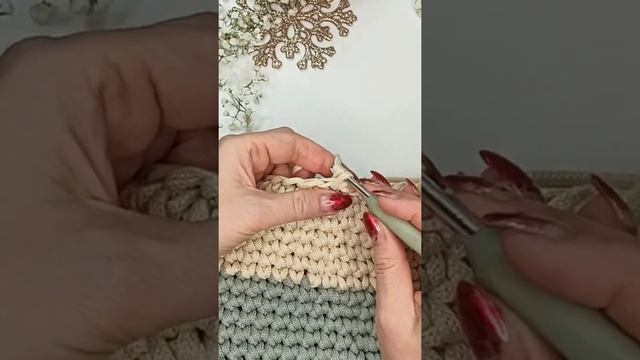 как незаметно завершить ряд и сделать переход цвета при вязании по кругу столбиками без накида