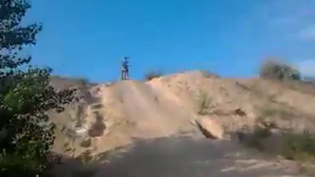 СУмасшедший пацан на велике на трамплине) смотрите с 2:40) смотреть онлайн